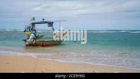 Kleines Boot im meer von sardinien Stockfoto