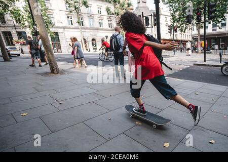 London / UK - 08/09/2020: Junger Mann im Red Shirt Skating im Zentrum von London Soho Stockfoto