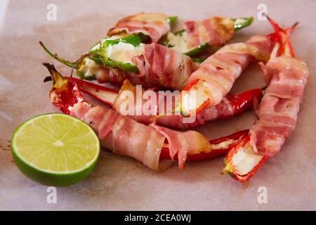 Jalapeno Poppers in Speck eingewickelt gefüllt mit Käse gewürzt mit Kräutern und Gewürzen, Draufsicht Stockfoto