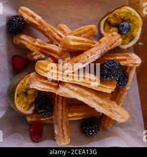 Gebratene Churros oder spanische Donuts. Flacher freiheitsgrad Stockfoto