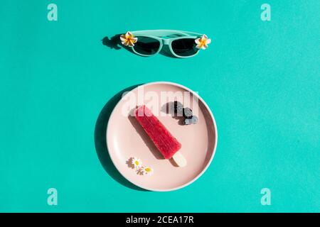 Eis auf dem Teller und Sonnenbrille Stockfoto