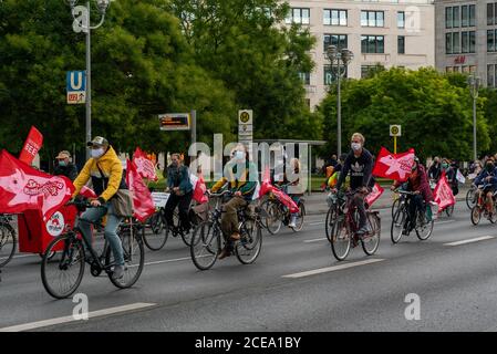 Berlin, Deutschland - 27. August 2020: Demonstranten auf Fahrrad protestieren gegen billige und unethische Fleischproduktion in Berlin Stockfoto