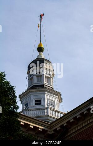 Bug Blick auf Maryland State House (State Capitol) Gebäude in Annapolis. Bild zeigt den ikonischen Turm mit Kuppel, die eine Maryland-Flagge auf sie hat. Stockfoto