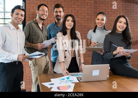 Porträt einer lächelnden Gruppe von verschiedenen interrassischen Unternehmenskollegen im Besprechungsraum für das Start-up-Neugeschäft. Business Coporate Brainstorming Konz Stockfoto
