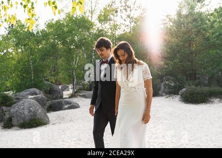 Spaziergang Hochzeitspaar an der malerischen Küste Stockfoto