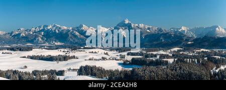 Schöne Panoramalandschaft in Bayern im Winter Stockfoto