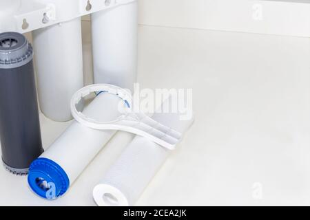 Wasserfilter austauschen. Ökologie. Sauberes Wasser. Stockfoto