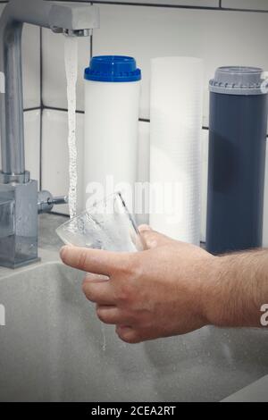 Der Wasserhahn, aus dem das Wasser fließt. Durst löschen. Wasserprobleme in einigen Ländern.das Glas ist mit Wasser gefüllt. Stockfoto