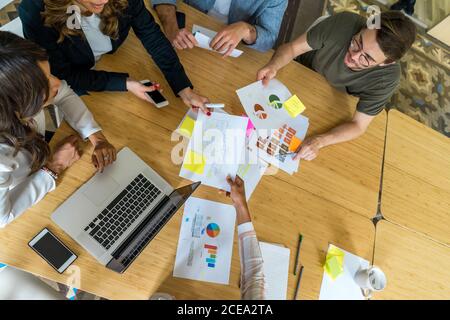 Kollegen, die im Konferenzraum arbeiten Stockfoto