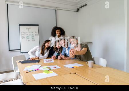 Geschäftsteam nimmt Selfie auf Stockfoto