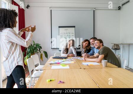 Frau, die ein Foto zum Geschäftsteam gemacht hat Stockfoto