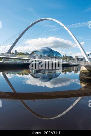 Die Millennium Bridge und Sage Konzerthalle spiegeln sich im Fluss Tyne, Newcastle und Gateshead, Nordostengland, Großbritannien Stockfoto