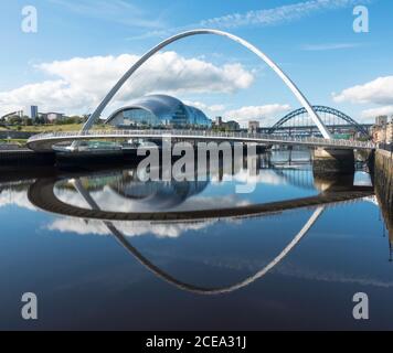 Die Millennium Bridge und Sage Konzerthalle spiegeln sich im Fluss Tyne, Newcastle und Gateshead, Nordostengland, Großbritannien Stockfoto