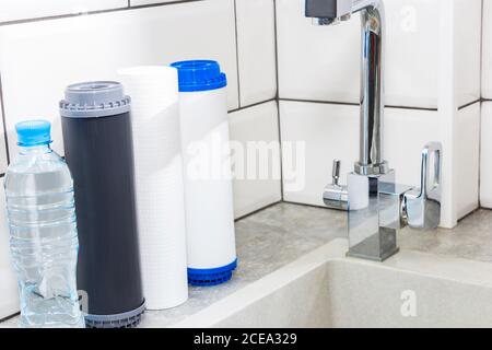 Wasserfilter austauschen. Ökologie. Sauberes Wasser. Stockfoto