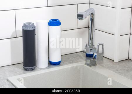 Wasserfilter austauschen. Ökologie. Sauberes Wasser. Stockfoto