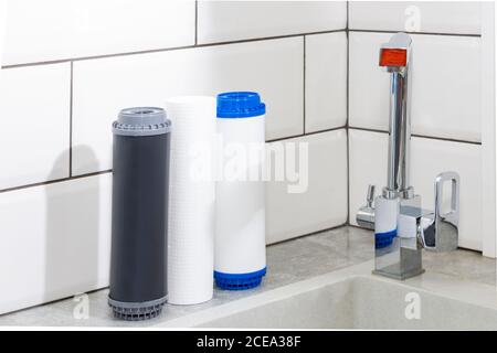 Wasserfilter austauschen. Ökologie. Sauberes Wasser. Stockfoto