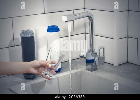 Wasserfilter austauschen. Ökologie. Sauberes Wasser. Stockfoto