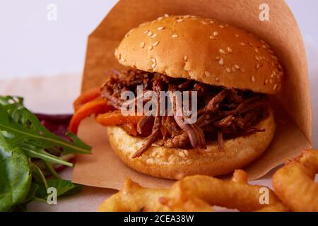 Süße brötchen Grill Rindfleisch Bruststück mit Brunnenkresse lässt. Whisky barrel Chip geräuchert Britisches Rindfleisch Bruststück mit smoky Barbecue Sauce Stockfoto