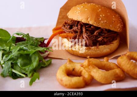 Süße brötchen Grill Rindfleisch Bruststück mit Brunnenkresse lässt. Whisky barrel Chip geräuchert Britisches Rindfleisch Bruststück mit smoky Barbecue Sauce Stockfoto