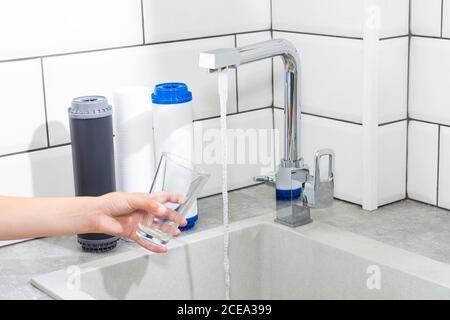 Wasserfilter austauschen. Ökologie. Sauberes Wasser. Stockfoto