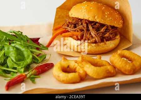 Süße brötchen Grill Rindfleisch Bruststück mit Brunnenkresse lässt. Whisky barrel Chip geräuchert Britisches Rindfleisch Bruststück mit smoky Barbecue Sauce Stockfoto