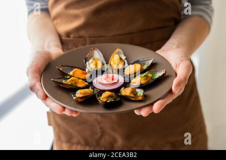 Nicht erkennbare weibliche halten Keramikplatte mit Anteil von schmackhaften gekochten Eier Stockfoto