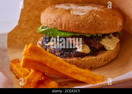 Vegane hausgemachte Portabello Pilz Black Bean Burger mit Pommes frites Stockfoto