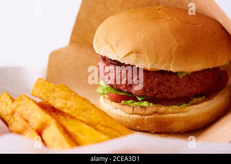 Vegane hausgemachte Portabello Pilz Black Bean Burger mit Pommes frites Stockfoto