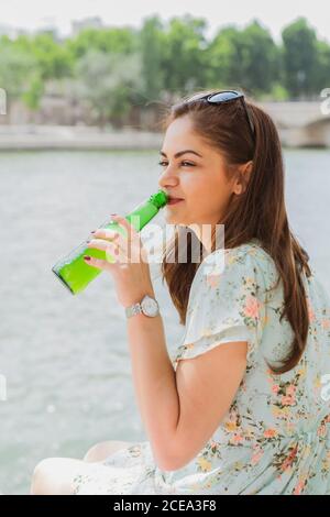 Junge Frau Trinkwasser Stockfoto