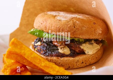 Vegane hausgemachte Portabello Pilz Black Bean Burger mit Pommes frites Stockfoto