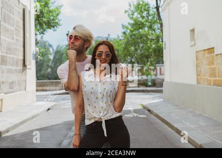 Freunde haben Spaß auf der Straße Stockfoto