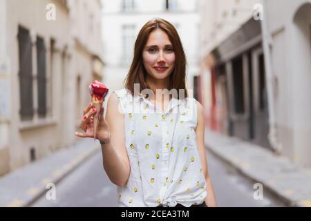 Schöne Frau, die Eis in den Händen hält Stockfoto