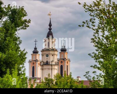 Jesuitenkirche des heiligen Franz Xaver und Rathaustürme von Kaunas Stockfoto