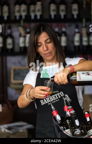 FUNCHAL, MADEIRA, PORUGAL - 3. SEPTEMBER 2016: Weinproduzenten ermutigen zur Verkostung ihrer Weine während des Madeira Wine Festival in Funchal auf Made Stockfoto