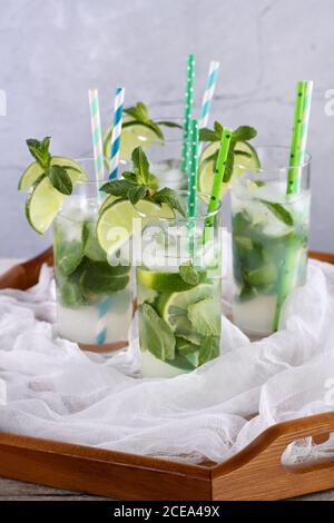 Erfrischendes Wasser mit Gurke, Minze und Limette. Sommerdrink Cocktail Limonade. Gesundes Getränk und Entgiftung Konzept Stockfoto