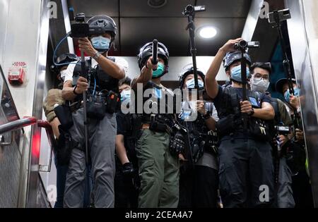 Hongkong, China. August 2020. Die Polizei warnt die Menschen, die MTR-Station während einer Gedenkstätte zum ersten Jahrestag des Zwischenfalls der MTR-Station Prince Edward zu verlassen, wo die Polizei die Station stürmte, um im vergangenen Jahr gegen massive regierungsfeindliche Proteste Festnahmen zu machen. Quelle: May James/ZUMA Wire/Alamy Live News Stockfoto