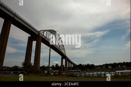 Weitwinkelansicht des Chesapeake- und Delaware-Kanals (C- und D-Kanal) im Abschnitt Back Creek in Chesapeake City, MD. Eine alte Metallbogenbrücke ist o Stockfoto