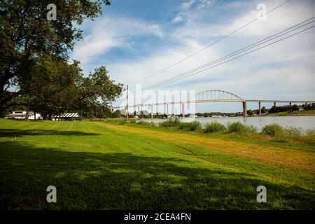 Weitwinkelansicht des Chesapeake- und Delaware-Kanals (C- und D-Kanal) im Abschnitt Back Creek in Chesapeake City, MD. Eine alte Metallbogenbrücke ist o Stockfoto