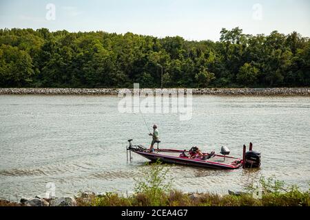 Chesapeake City, MD, USA 08/25/2020: Ein älteres Paar wird auf einem roten Phoenix Bass Fischerboot in Chesapeake und Delaware Kanal gesehen. Frau bewegt Th Stockfoto