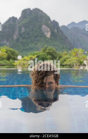 Mann im pool Stockfoto