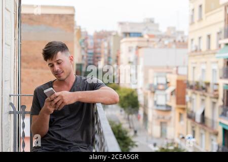 Mann mit Handy im Freien Stockfoto