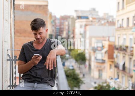 Mann mit Handy im Freien Stockfoto