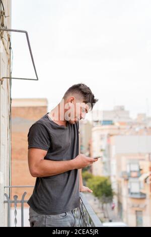 Crop Mann mit Telefon im Freien Stockfoto