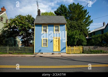Chesapeake City, MD, USA, 08/26/2020: Isoliertes Außenbild eines gut erhaltenen Bürgerkriegszeitalters, traditionelles amerikanisches Haus. Diese zweistöckige Single fam Stockfoto