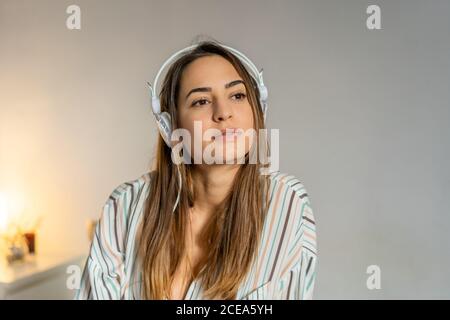 Frau zu Hause Musik hören Stockfoto