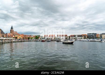 Waren, M-V / Deutschland - 22. August 2020: Der Hafen und die Altstadt von Waren am Müritzersee in Deutschland Stockfoto