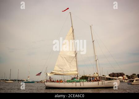 Annapolis, MD 08/21/2020: Ein Flusskreuzfahrtsegelboot, das zu Woodwind Segelkreuzfahrten gehört, betritt Annapolis City Dock an einem Sommertag. Es hat einen hohen Stockfoto