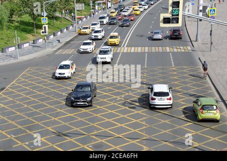 Organisation des Datenverkehrs. NNNO Parkplatz Yellow Cross Zone Zeichen auf der Straße, Asphalt Oberfläche. Anschlusskasten. Stockfoto