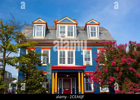 Annapolis, MD 08/21/2020: Ein buntes Vintage-Haus im historischen Viertel von Annapolis, MD. Das Einfamilienhaus hat Holzeinfassungen, die gestrichen sind Stockfoto