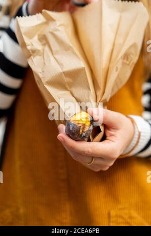 Frau in Freizeitkleidung mit Papierpaketen Stockfoto